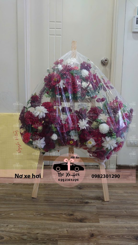 kệ hoa giao xe Vinfast màu đỏ
